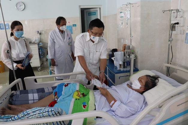 BHXH Việt Nam trao tặng gần 600 sổ BHXH, hơn 10 nghìn thẻ BHYT và trên 3 000 phần quà tới người nghèo
