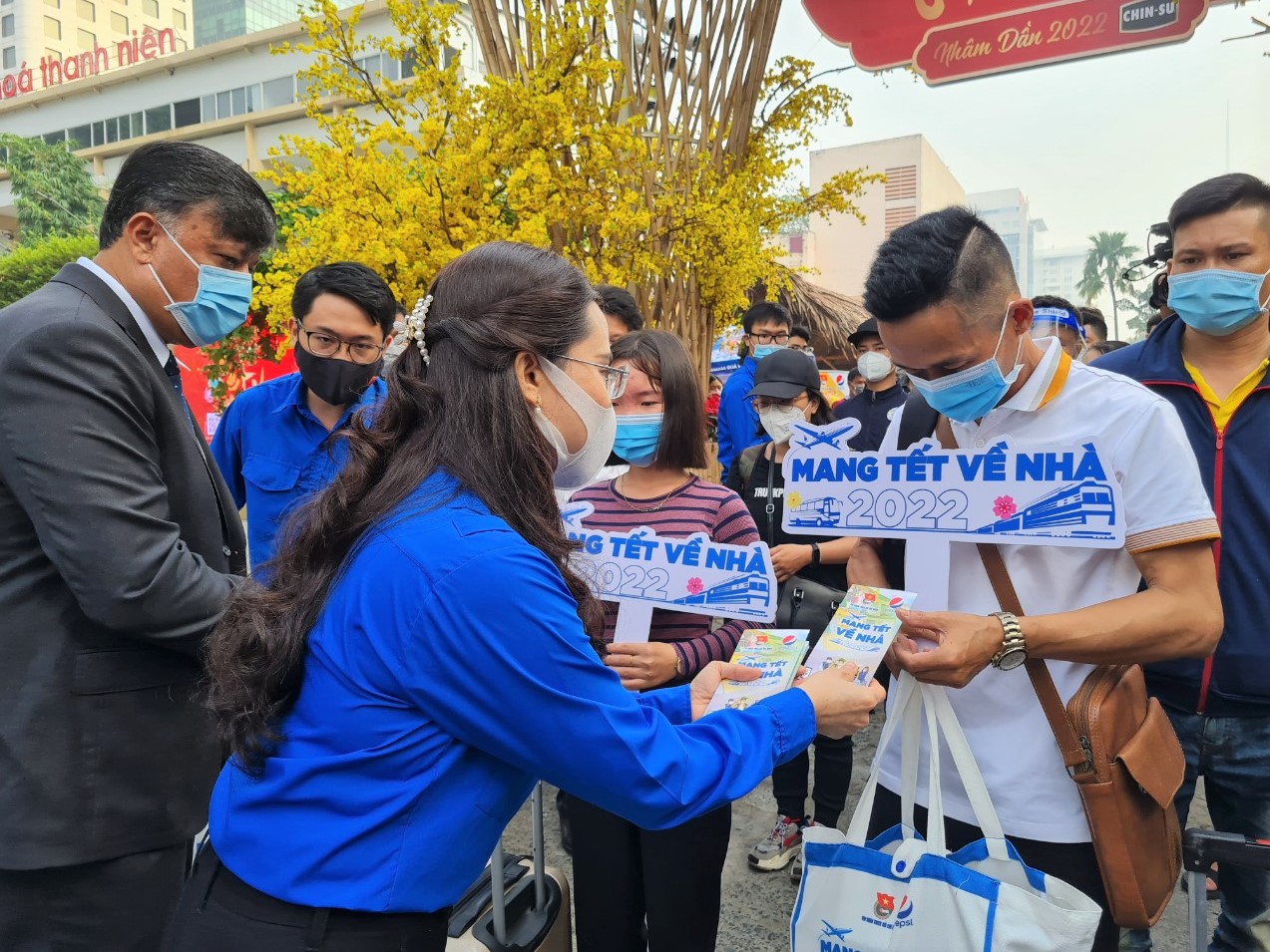 Tiễn gần 1700 sinh viên, thanh niên, người lao động về quê đón Tết