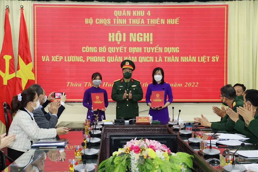 Tuyển dụng, trao quân hàm cho thân nhân liệt sĩ Rào Trăng 3