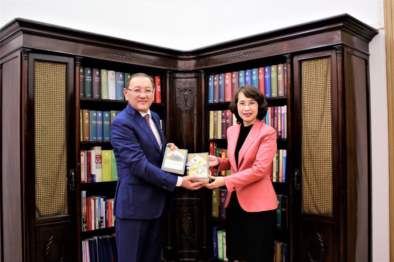 Trao tặng tập 1 cuốn sách “Truyện cổ tích Kazakhstan” bằng tiếng Việt