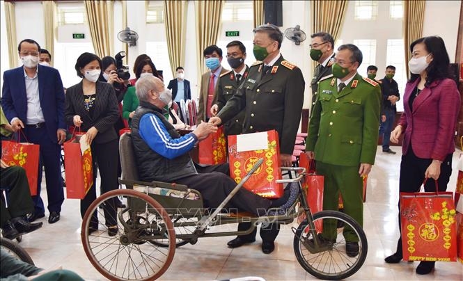 Bộ trưởng Bộ Công an thăm, tặng quà Tết tại Trung tâm điều dưỡng thương binh Thuận Thành