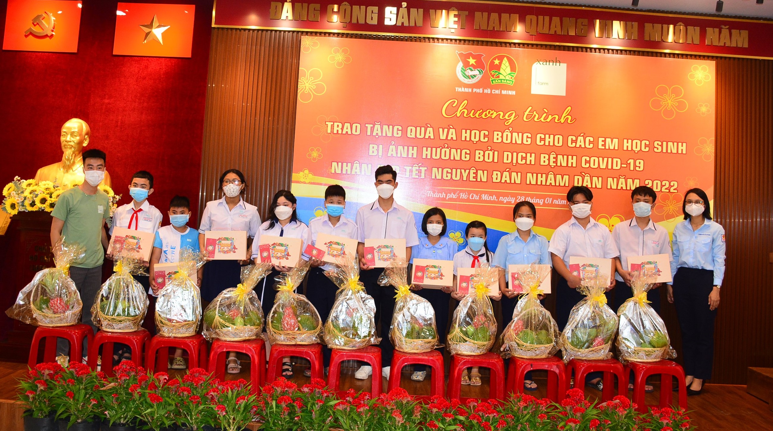 Trao học bổng cho 140 trẻ em, học sinh mồ côi do đại dịch COVID-19