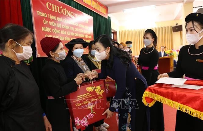 Trao quà của Chủ tịch Quốc hội cho các gia đình chính sách, hộ nghèo ở Thái Nguyên
