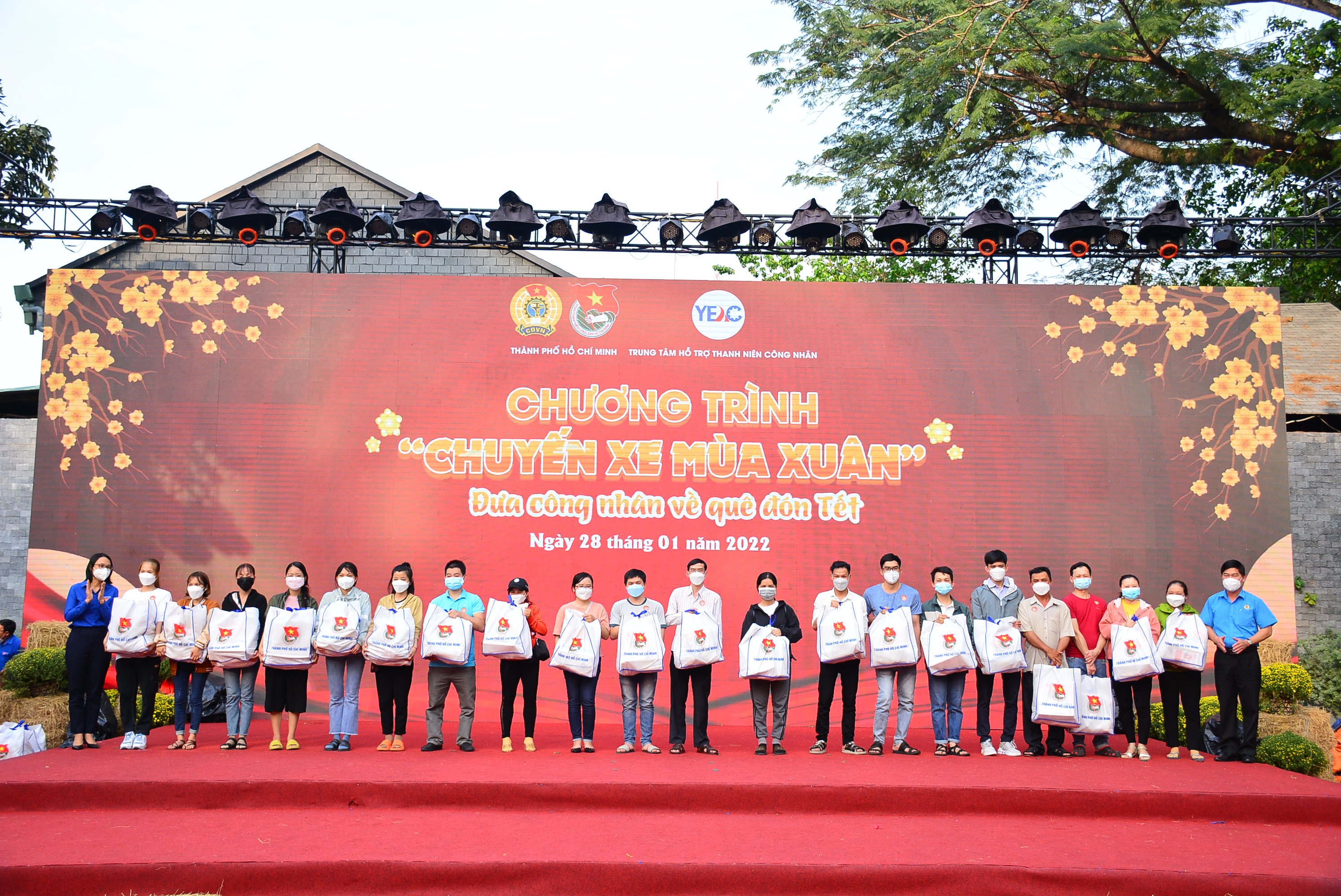 TP Hồ Chí Minh Tiễn thanh niên công nhân về quê đón Tết