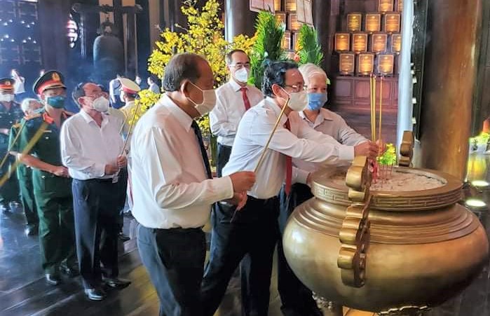 Dâng hương, dâng hoa nhân ngày họp mặt truyền thống cách mạng Sài Gòn- Chợ Lớn- Gia Định