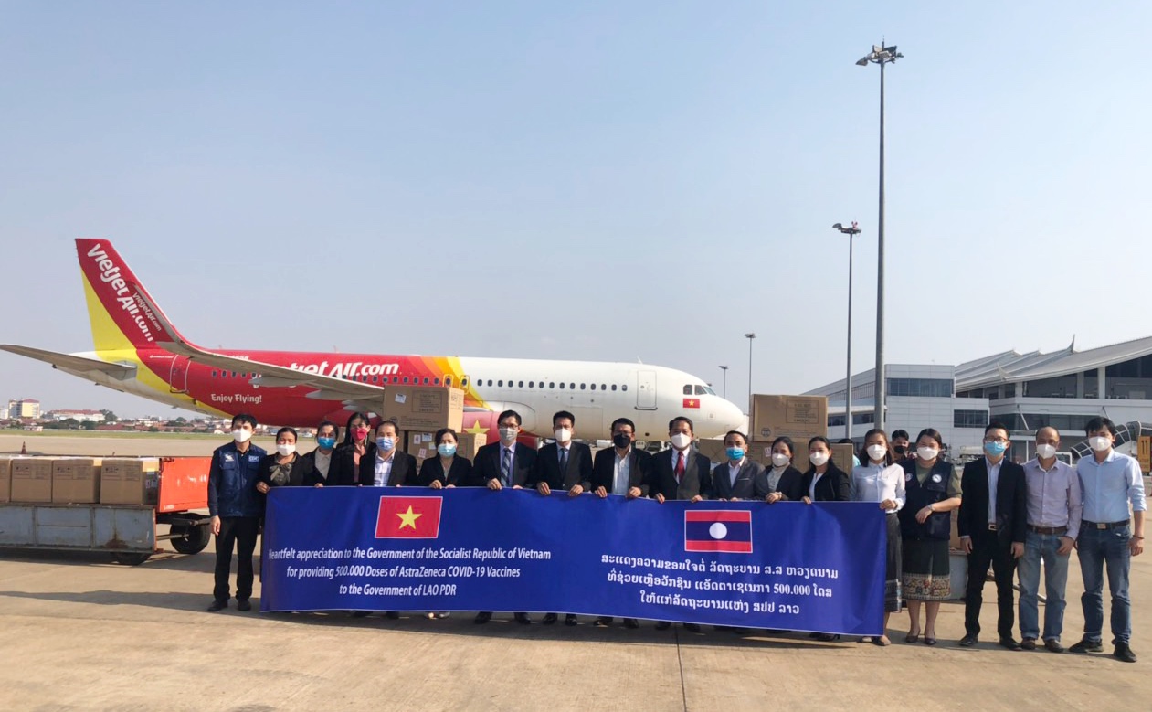 Vietjet vận chuyển miễn phí nửa triệu liều vắc xin COVID-19 Việt Nam tặng Lào