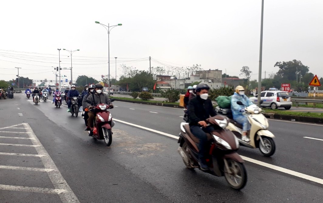 Dòng người ùn ùn trở lại Thủ đô sau kỳ nghỉ Tết