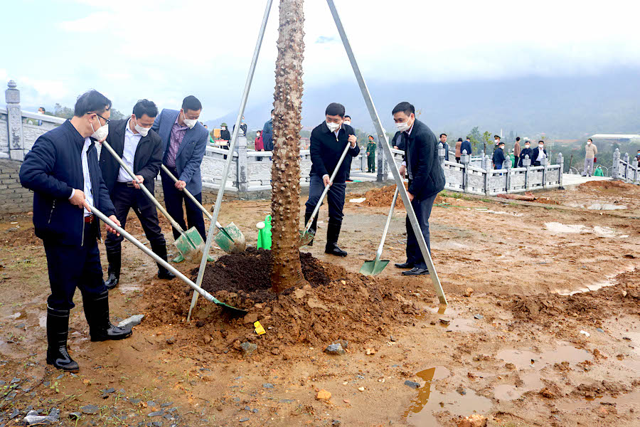 Lãnh đạo tỉnh Hà Giang dâng hương và phát động Tết trồng cây Xuân Nhâm Dần