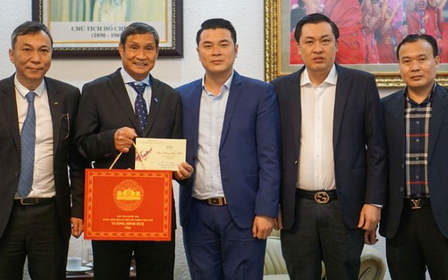 Chủ tịch Quốc hội Vương Đình Huệ chúc mừng thành tích của Bóng đá nữ