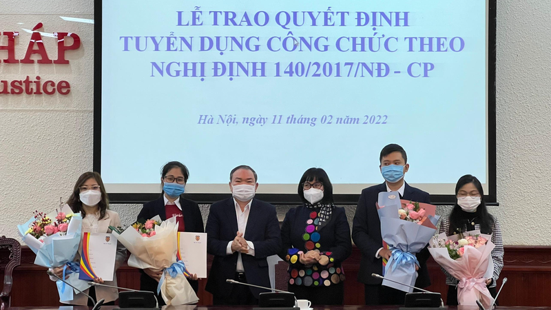 Bộ Tư pháp trao quyết định tuyển dụng công chức theo chính sách thu hút nhân tài trẻ