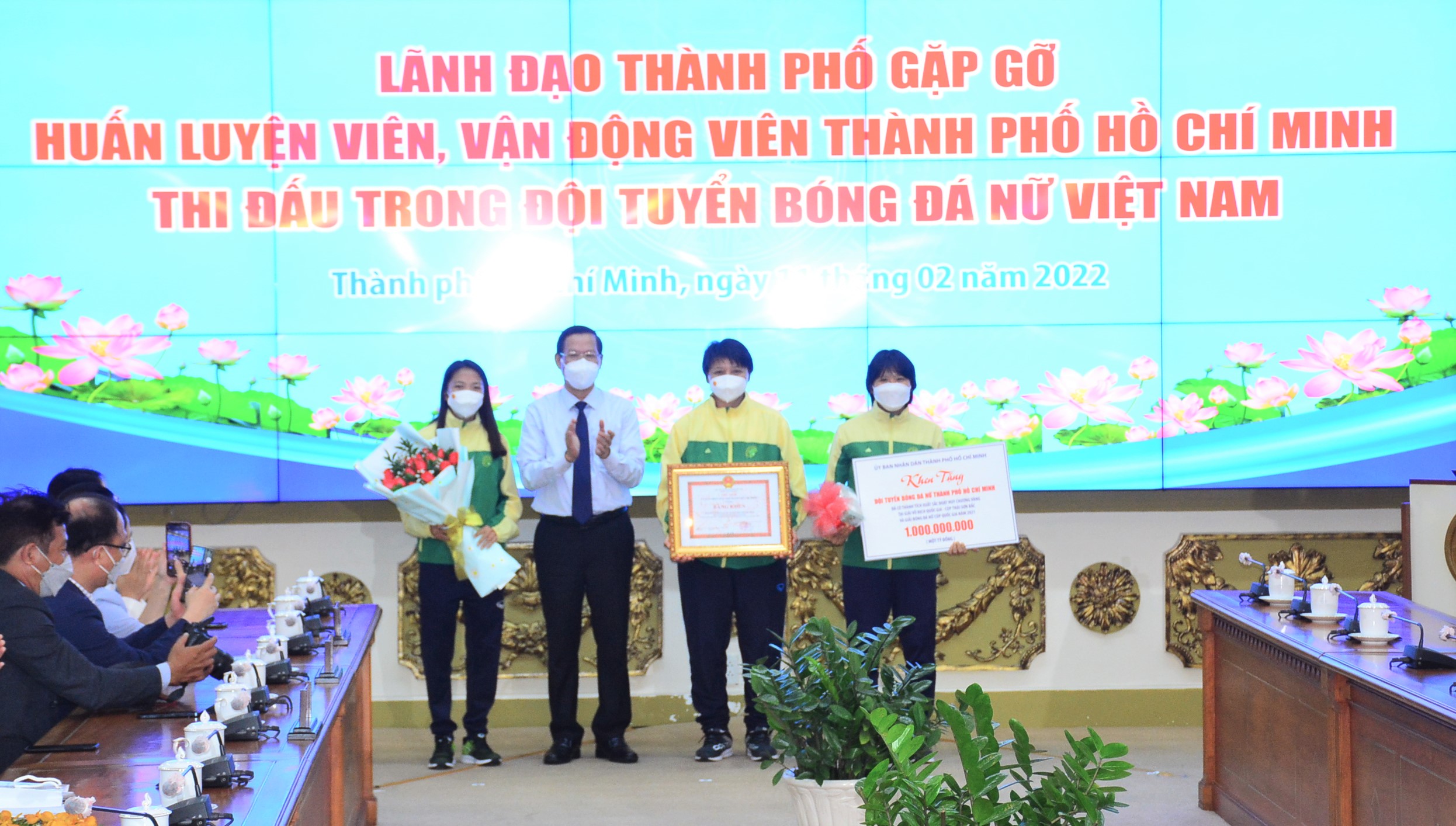 Lãnh đạo TP HCM gặp gỡ, khen thưởng thành viên đội tuyển bóng đá nữ Việt Nam