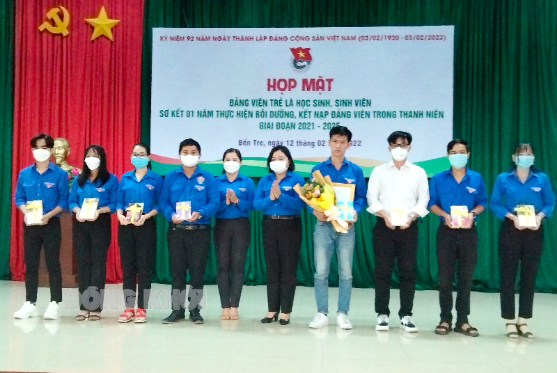 Bến Tre kết nạp 75 đảng viên trẻ