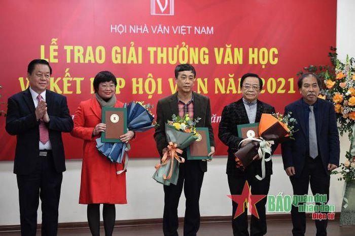 Hội Nhà văn Việt Nam trao giải thưởng văn học và kết nạp hội viên mới