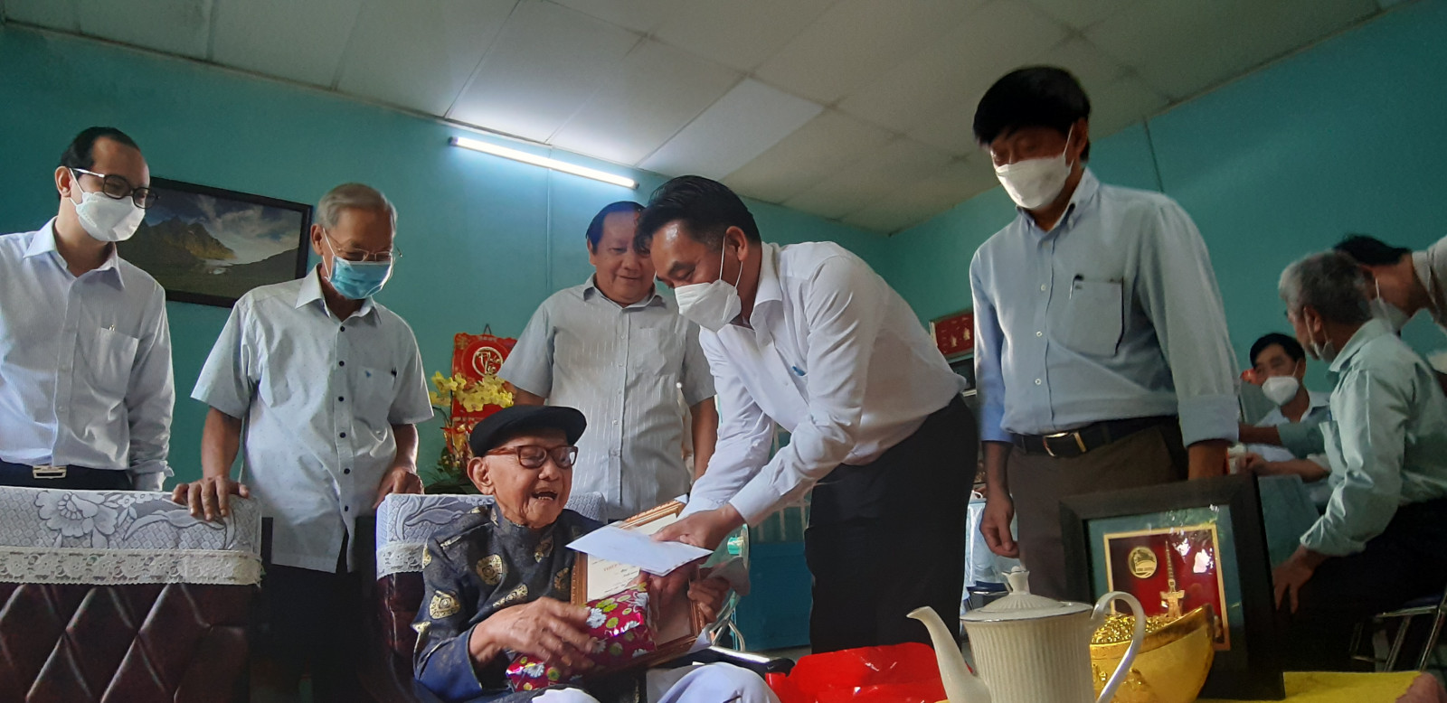 Lãnh đạo tỉnh Bình Dương mừng thọ và chúc tết các cụ tròn 100 tuổi