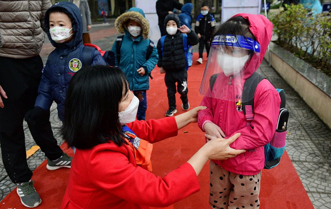 Xử lý như thế nào khi có ca nghi mắc COVID-19 tại trường học