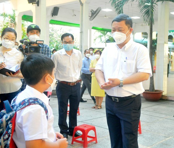 Học sinh chấp hành nghiêm quy định phòng dịch khi tới trường