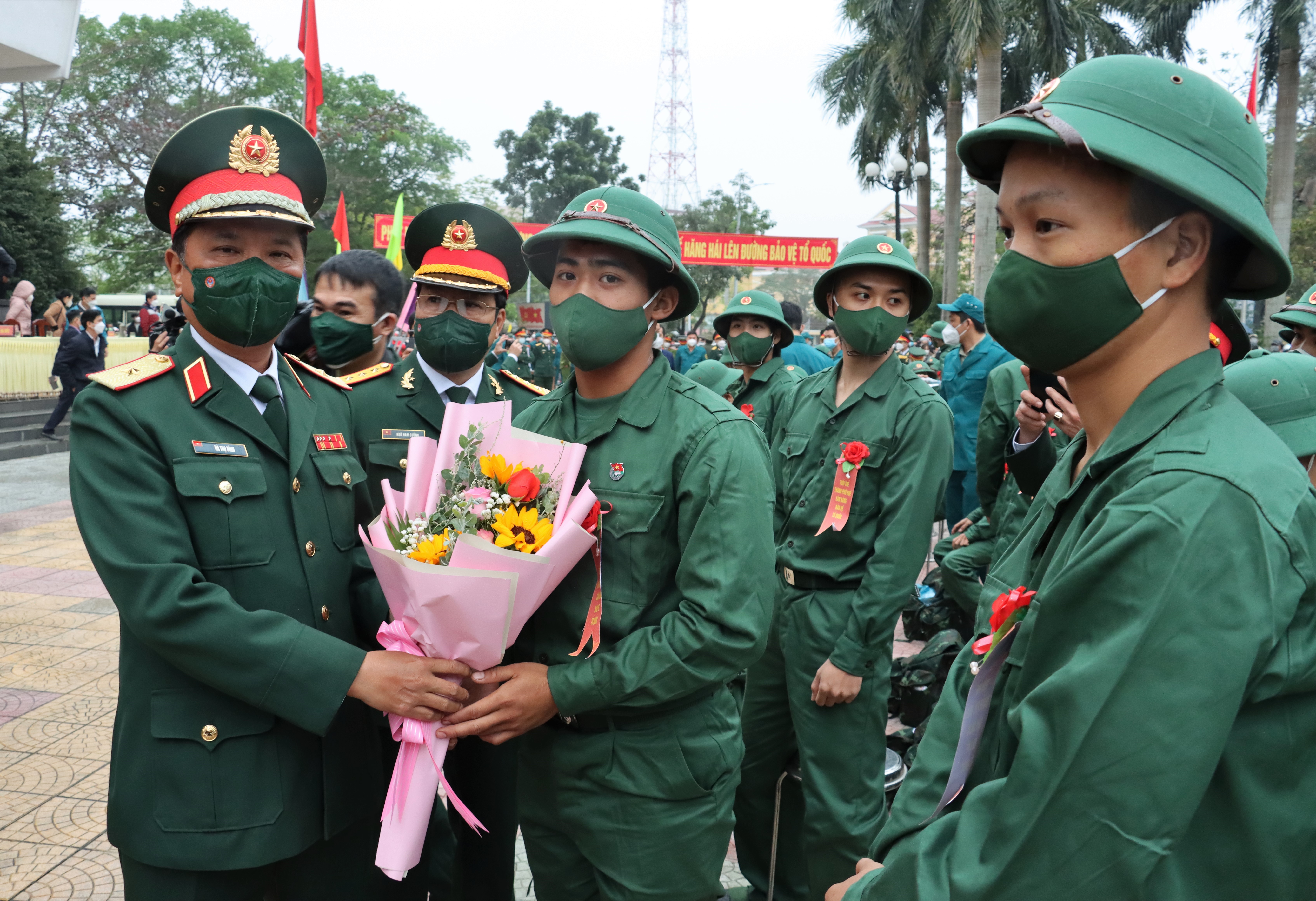 Thanh niên xứ Huế hăng hái tòng quân
