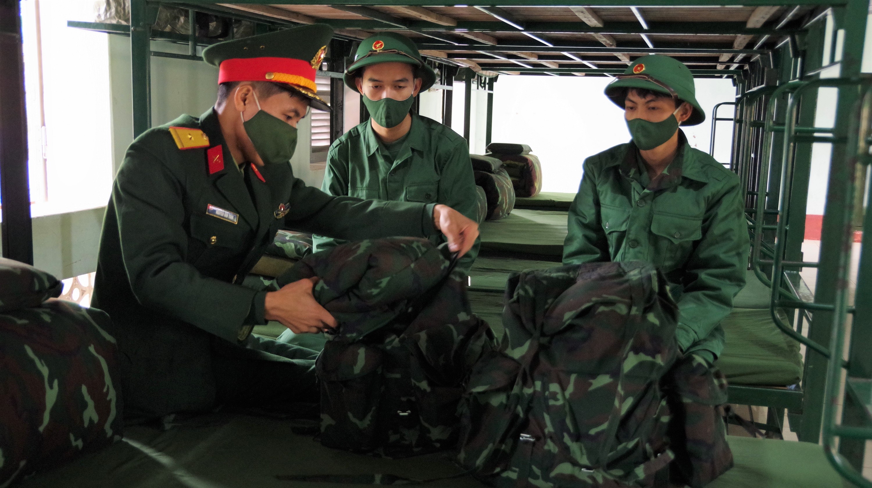 Sư đoàn 968 Quân khu 4 tiếp nhận chiến sĩ mới nhanh gọn, an toàn