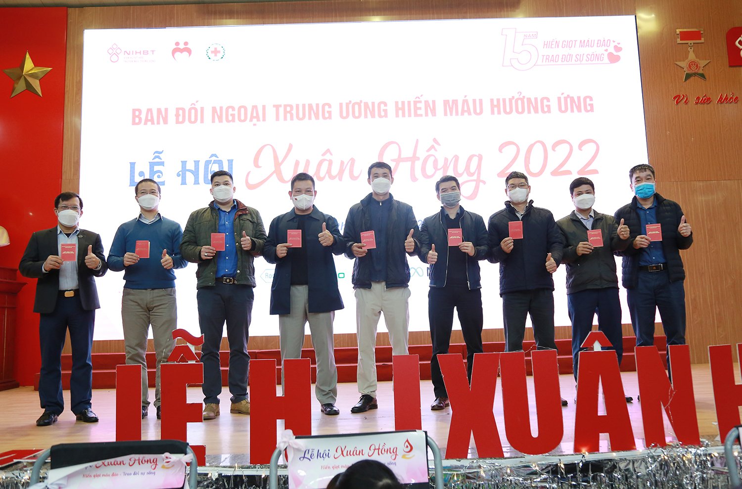 Ban Đối ngoại Trung ương chia sẻ những đơn vị máu cho người bệnh
