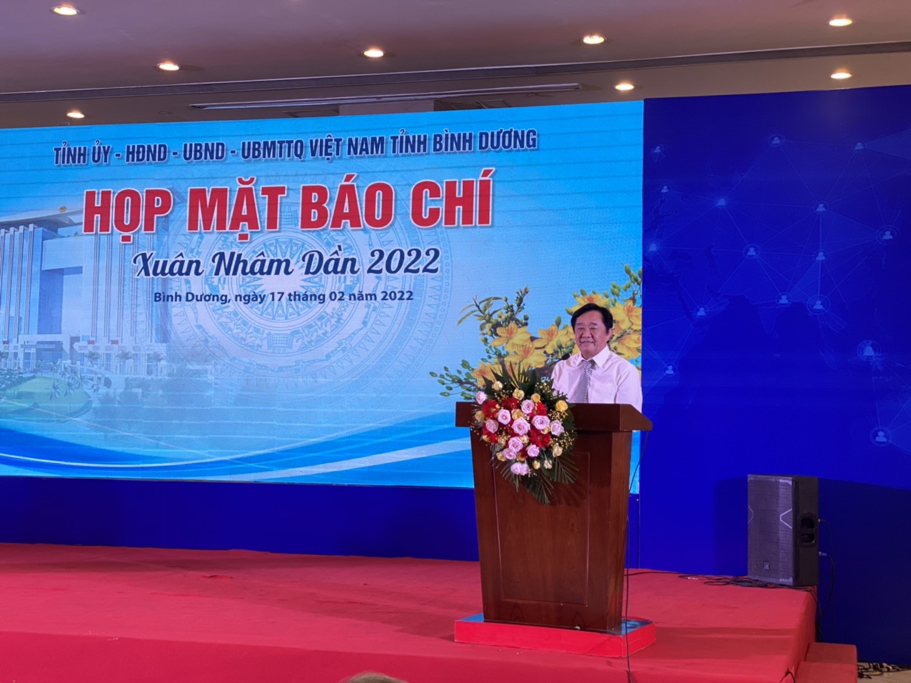 Nhà báo không ngại khó khăn, nguy hiểm đi vào nơi tâm dịch