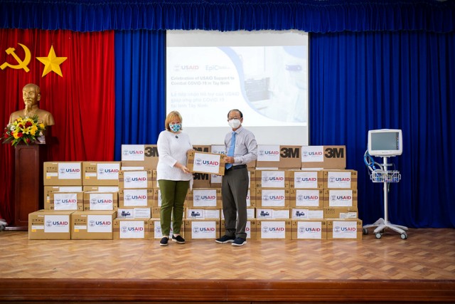 Tặng trang thiết bị phòng chống COVID-19 cho Sở Y tế Tây Ninh