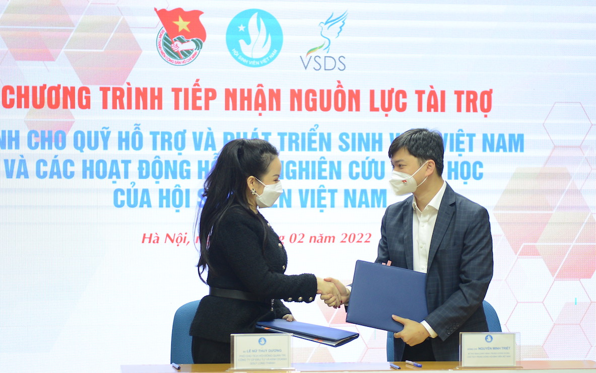 Tiếp nhận 20 tỷ đồng hỗ trợ cho sinh viên Việt Nam