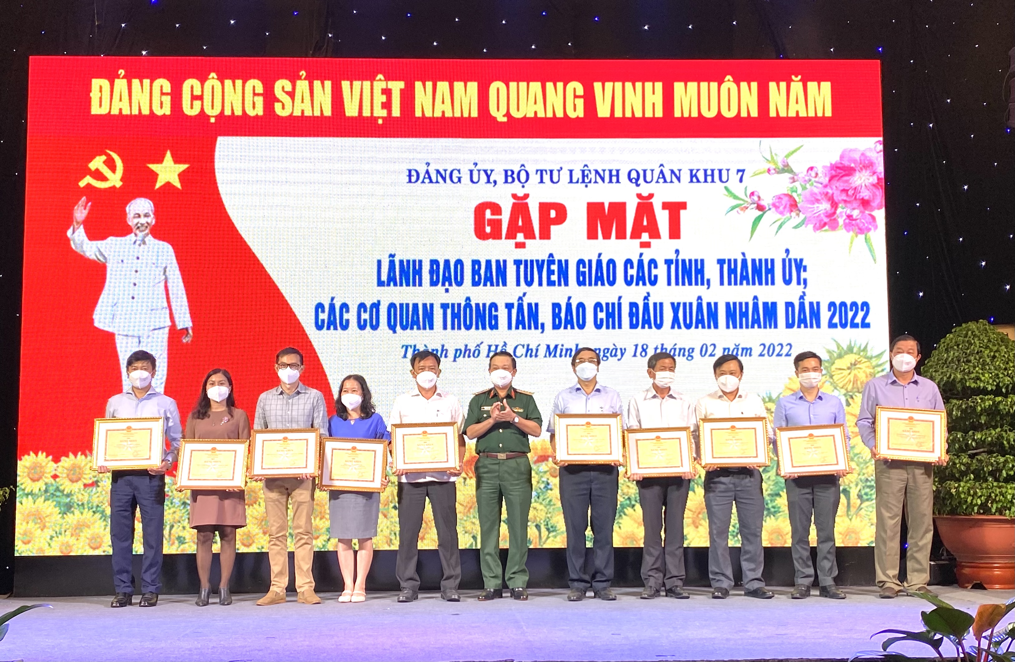 Kịp thời cung cấp thông tin về lĩnh vực quân sự, quốc phòng