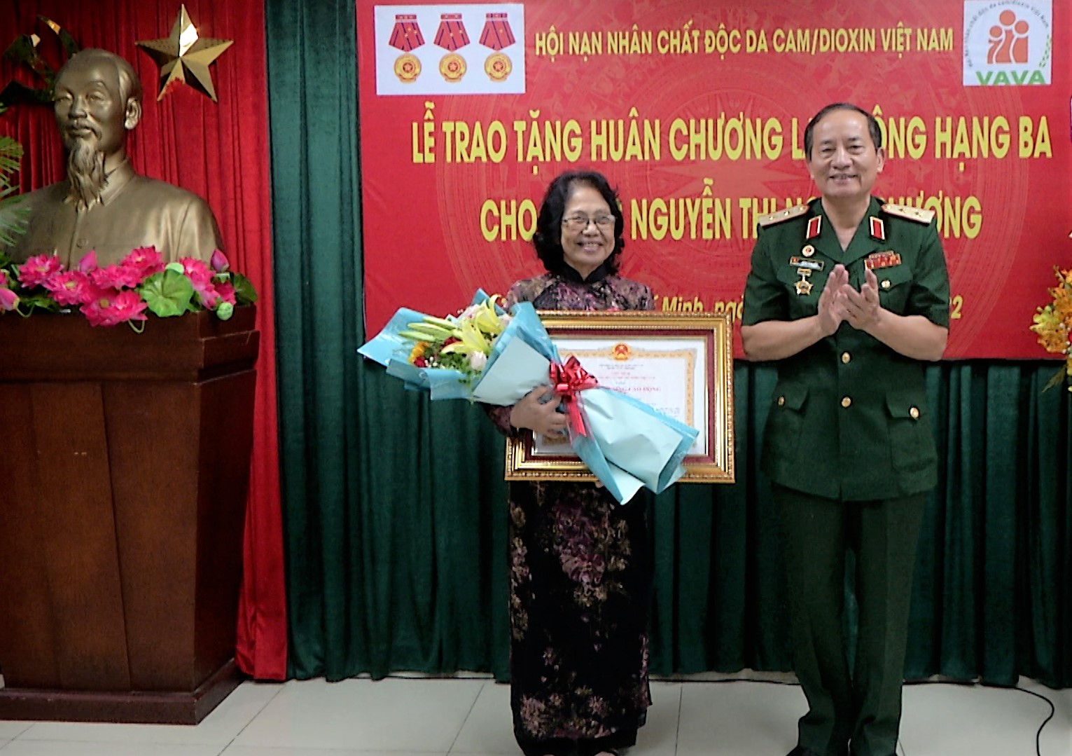 Trao Huân chương Lao động hạng Ba cho Thầy thuốc Nhân dân Nguyễn Thị Ngọc Phượng