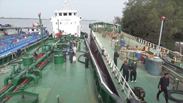 Tăng cường đấu tranh chống buôn lậu xăng dầu, than
