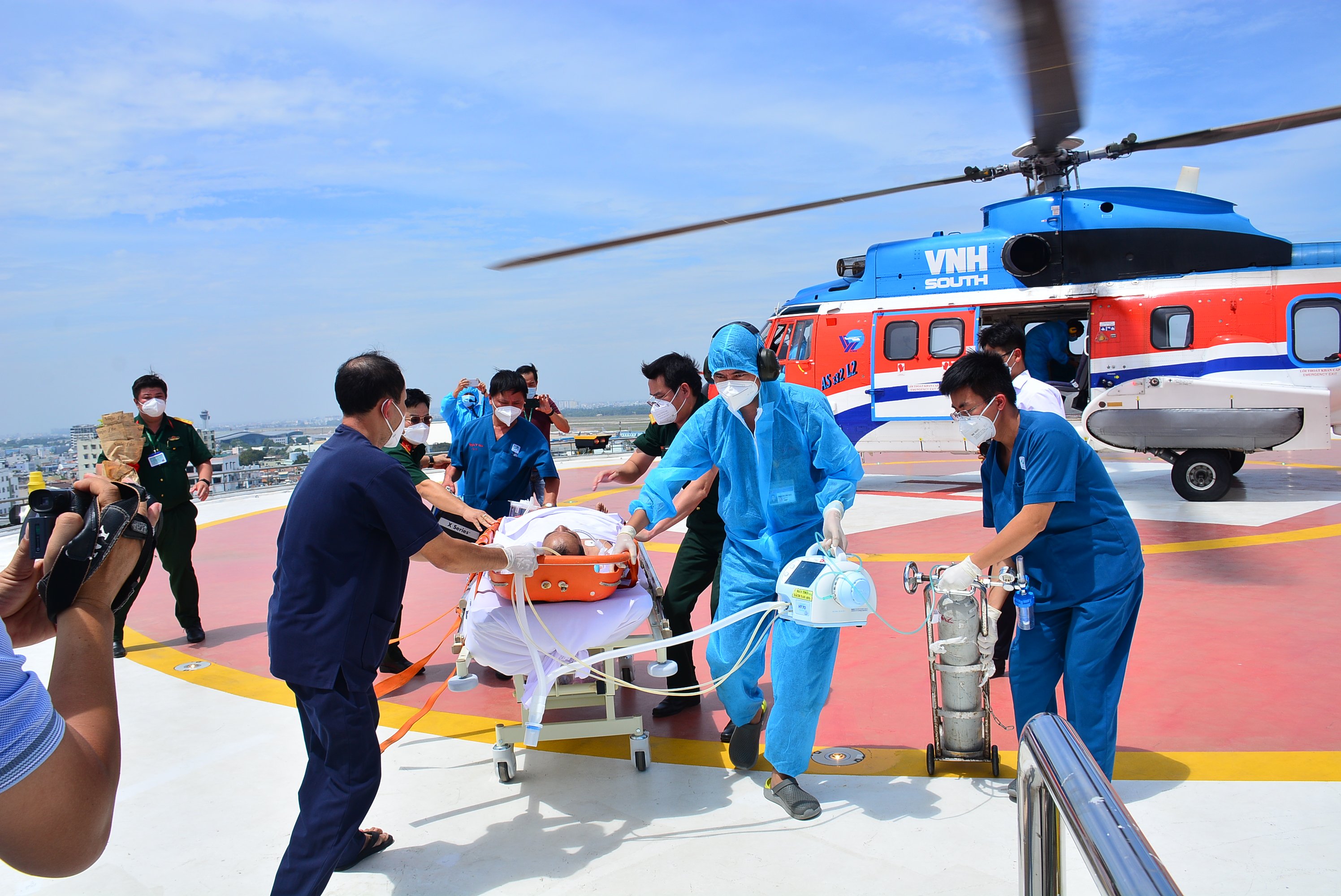 Bệnh viện Quân y 175 đưa bệnh nhân bệnh nặng về đất liền điều trị