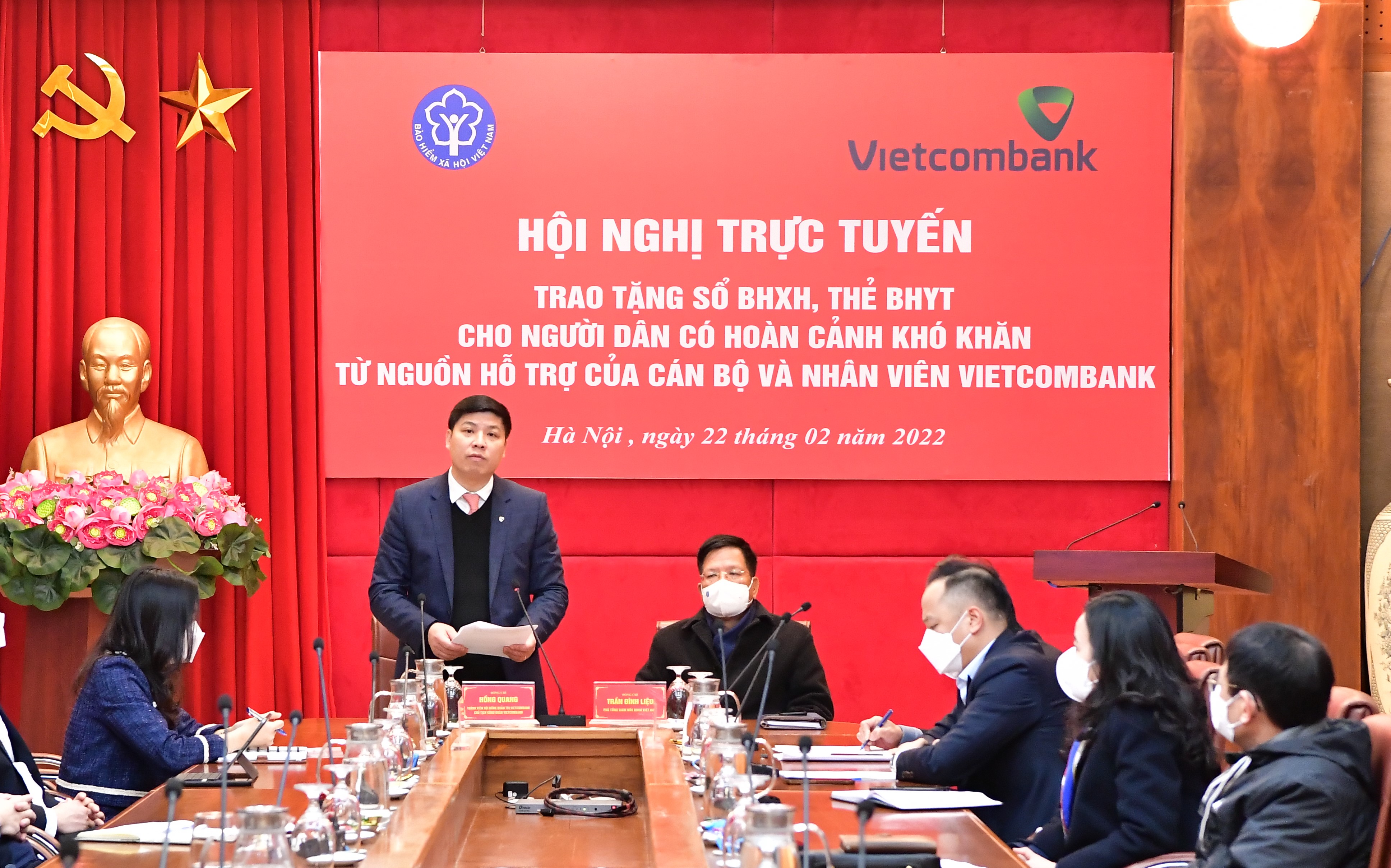Vietcombank và BHXH Việt Nam tổ chức Hội nghị trực tuyến trao tặng sổ BHXH, thẻ BHYT cho người dân có hoàn cảnh khó khăn