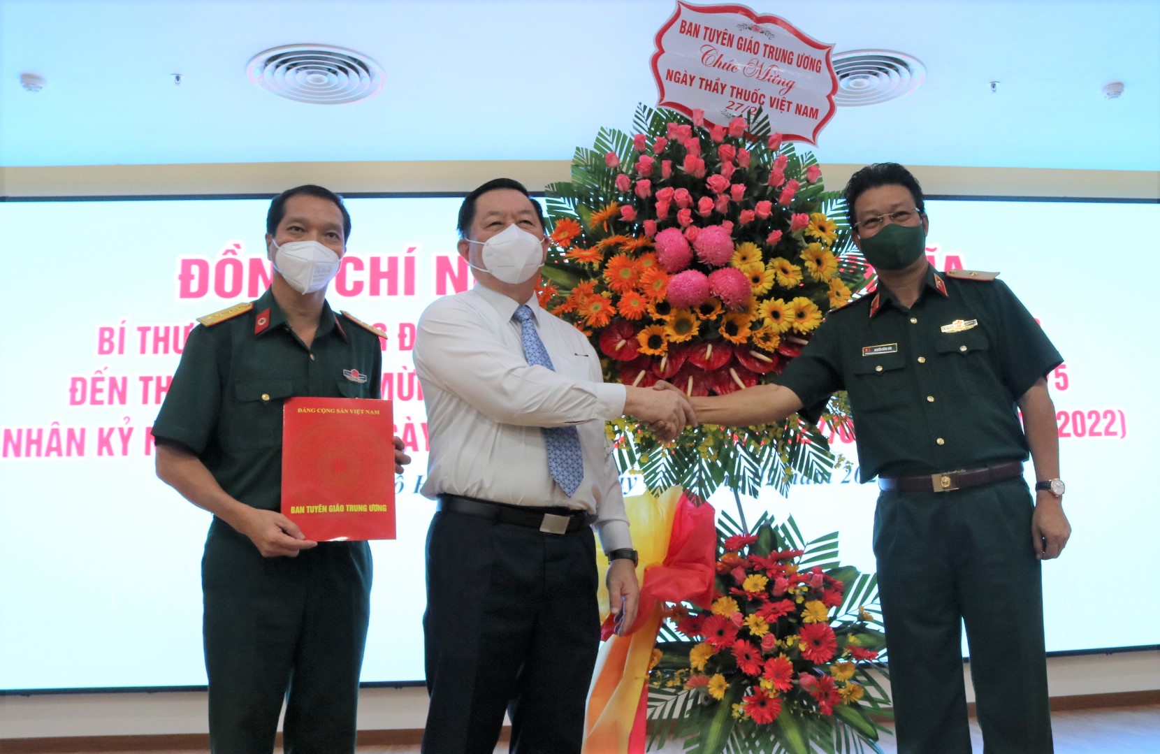 Đồng chí Nguyễn Trọng Nghĩa thăm, chúc mừng nhân Ngày Thầy thuốc Việt Nam