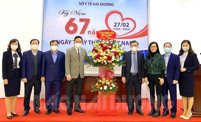 Đồng chí Triệu Thế Hùng chúc mừng ngành y tế tỉnh