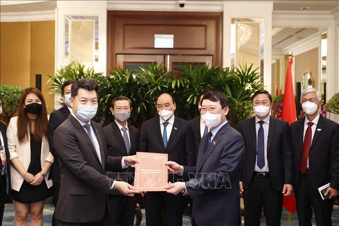 Chủ tịch nước Nguyễn Xuân Phúc tiếp các doanh nghiệp hàng đầu trong lĩnh vực tài chính, năng lượng Singapore
