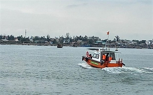 Trục vớt, đưa vào bờ thành công ca nô bị nạn trên biển Cửa Đại