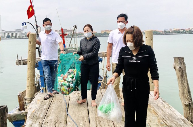 Bảo vệ môi trường cùng giúp đỡ cho những hoàn cảnh khó khăn