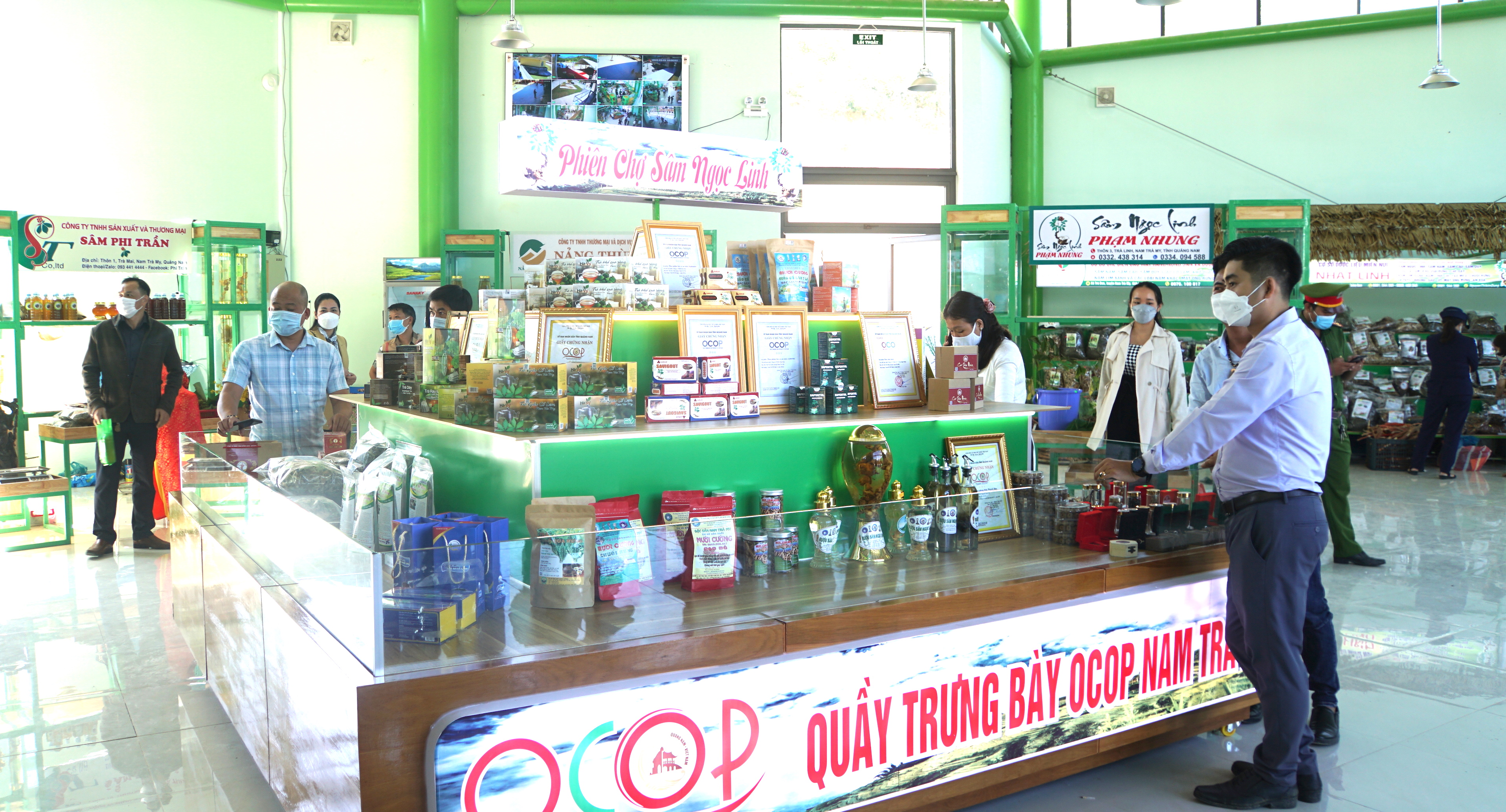 Khánh thành Trung tâm giới thiệu và tổ chức Hội chợ sâm Ngọc Linh