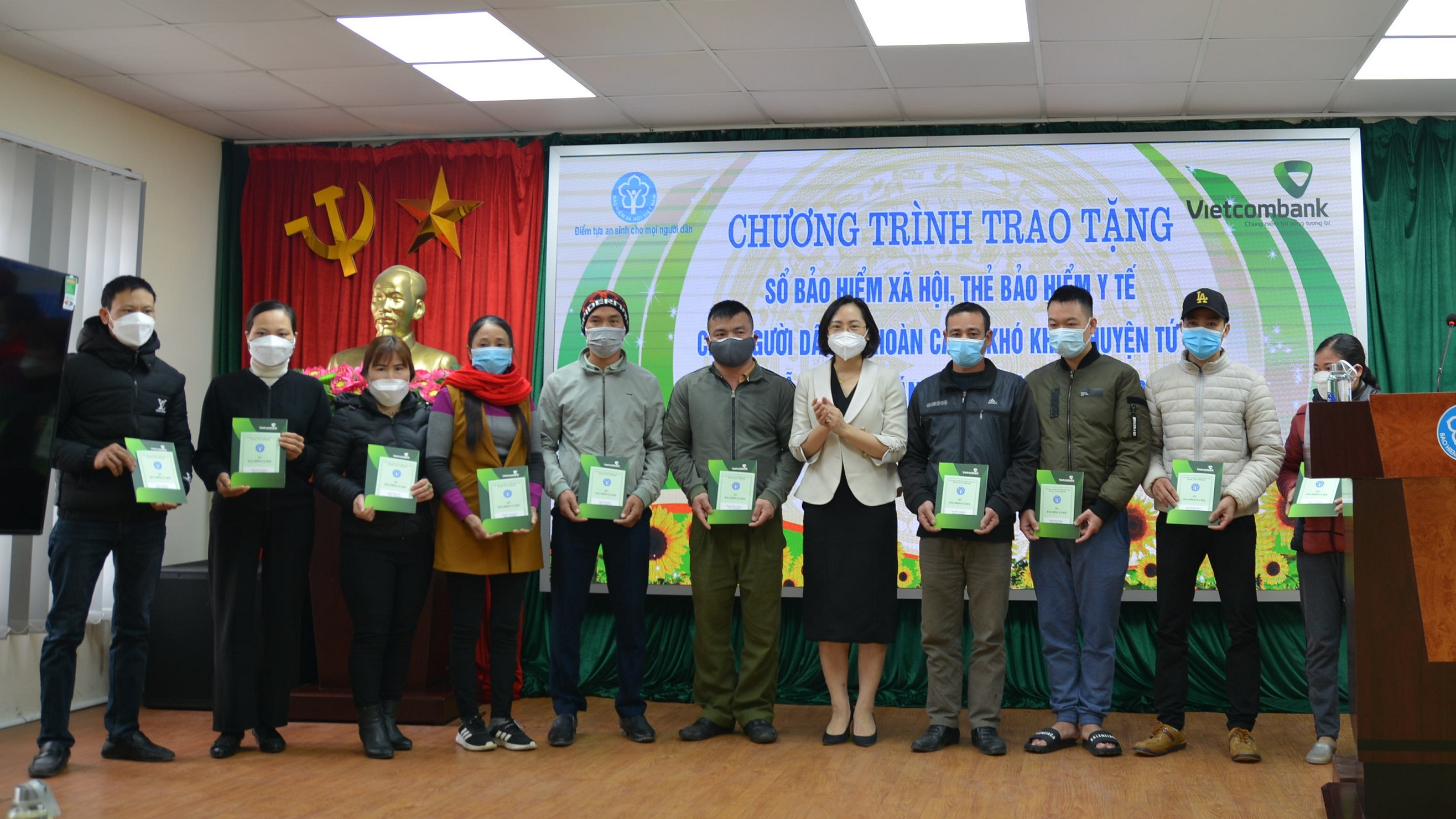 Vietcombank Hải Dương trao 120 sổ BHXH và thẻ BHYT cho người dân có hoàn cảnh khó khăn