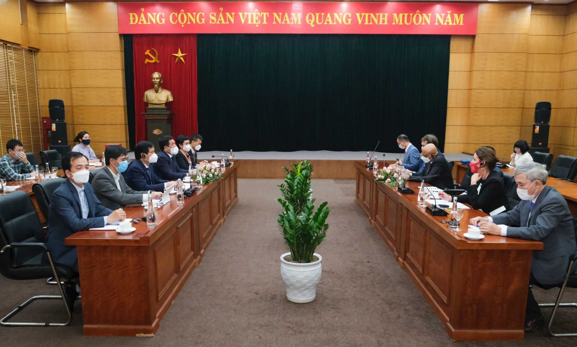 Tăng cường hợp tác, hỗ trợ về kỹ thuật và tài chính trong lĩnh vực năng lượng