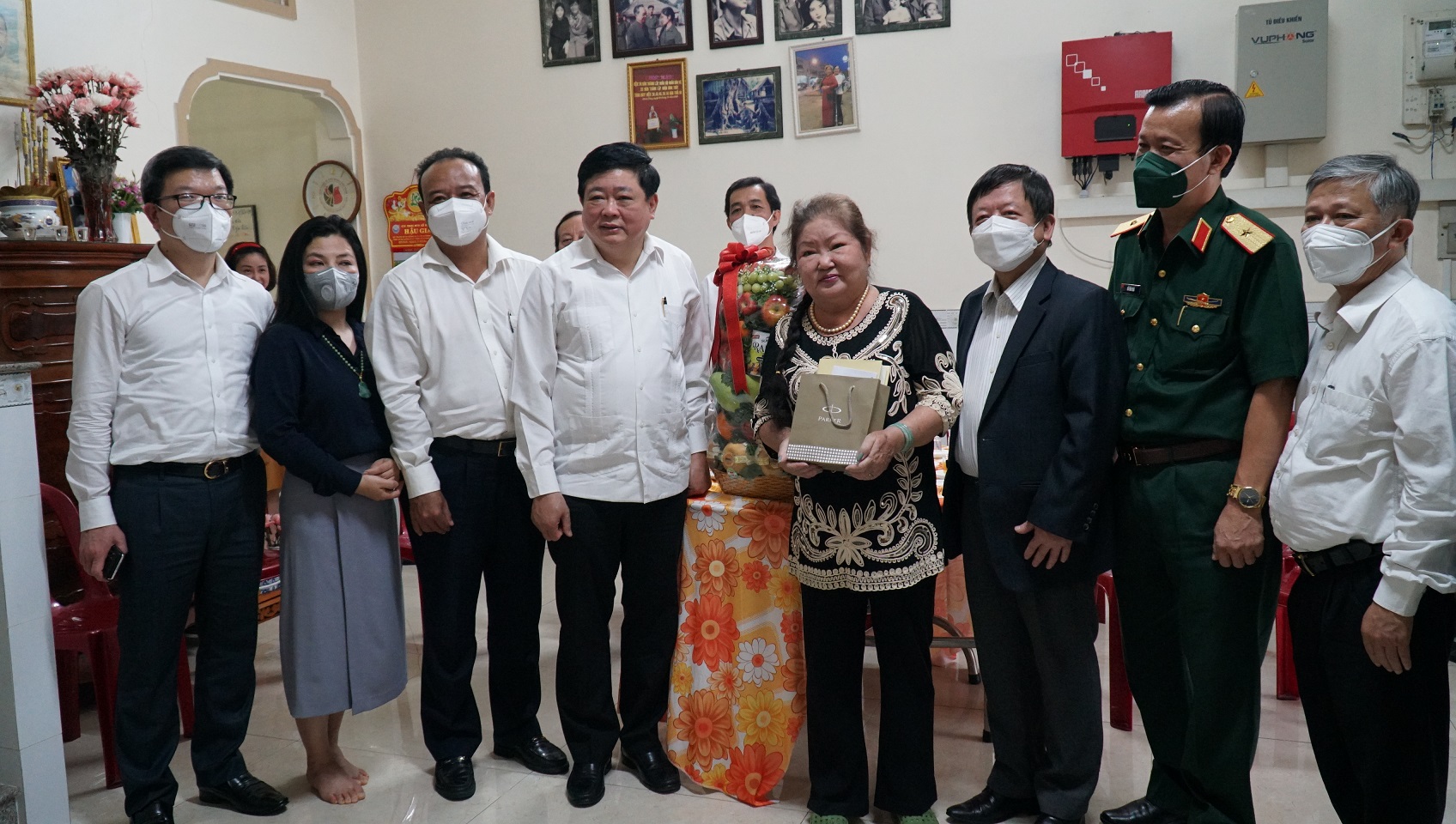 Ban Tuyên giáo Trung ương thăm hỏi, tặng quà nhà báo, văn nghệ sĩ TP Cần Thơ