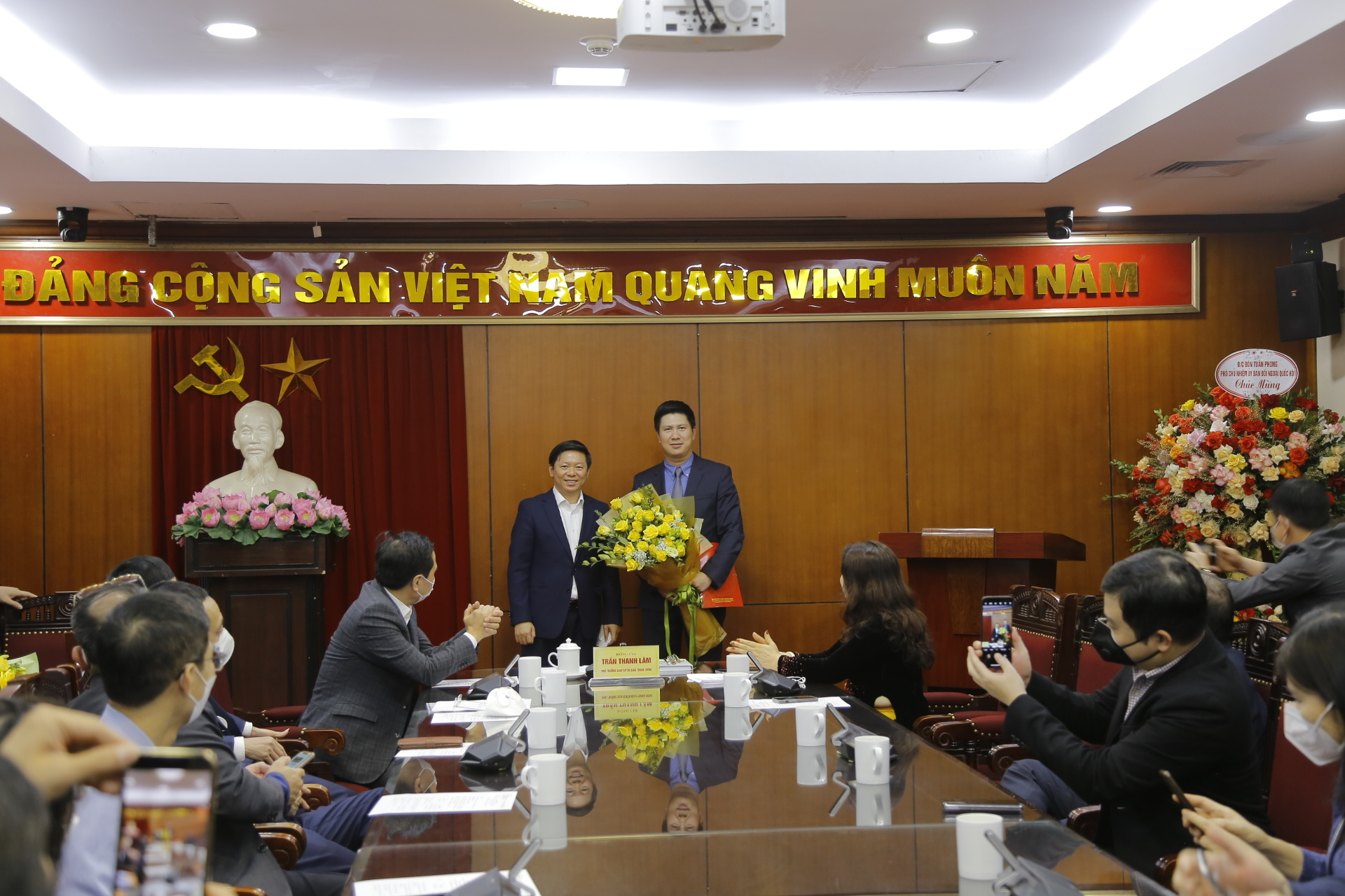 Ban Tuyên giáo Trung ương trao quyết định tiếp nhận, bổ nhiệm Vụ trưởng Vụ Thông tin đối ngoại và Hợp tác quốc tế