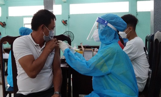 Việt Nam ghi nhận hơn 169 000 ca COVID-19, còn khoảng 4 000 ca nặng