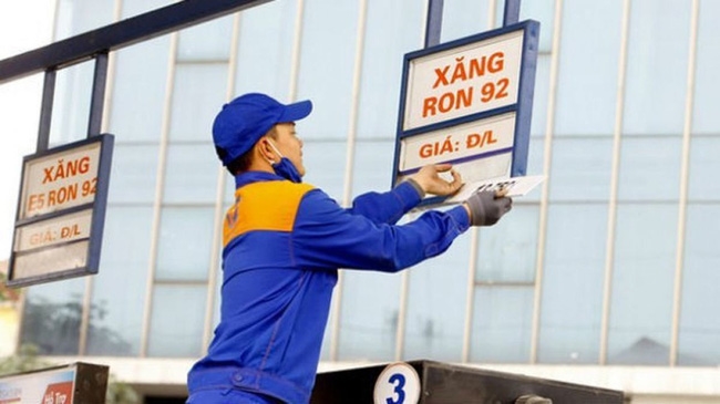 Tăng 7 lần liên tiếp, giá xăng RON95-III sát mốc 30 000 đồng lít