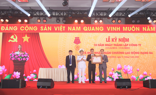 Công ty cổ phần Dịch vụ biển Tân Cảng đón nhận Huân chương Lao động hạng Ba
