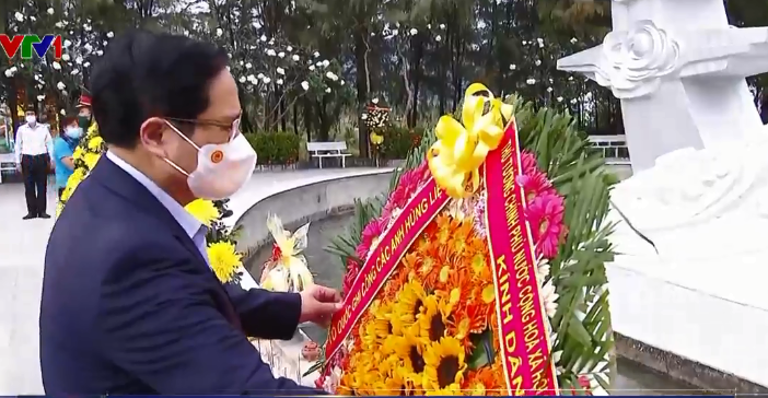 Thủ tướng Phạm Minh Chính dâng hương tưởng niệm các liệt sĩ Gạc Ma