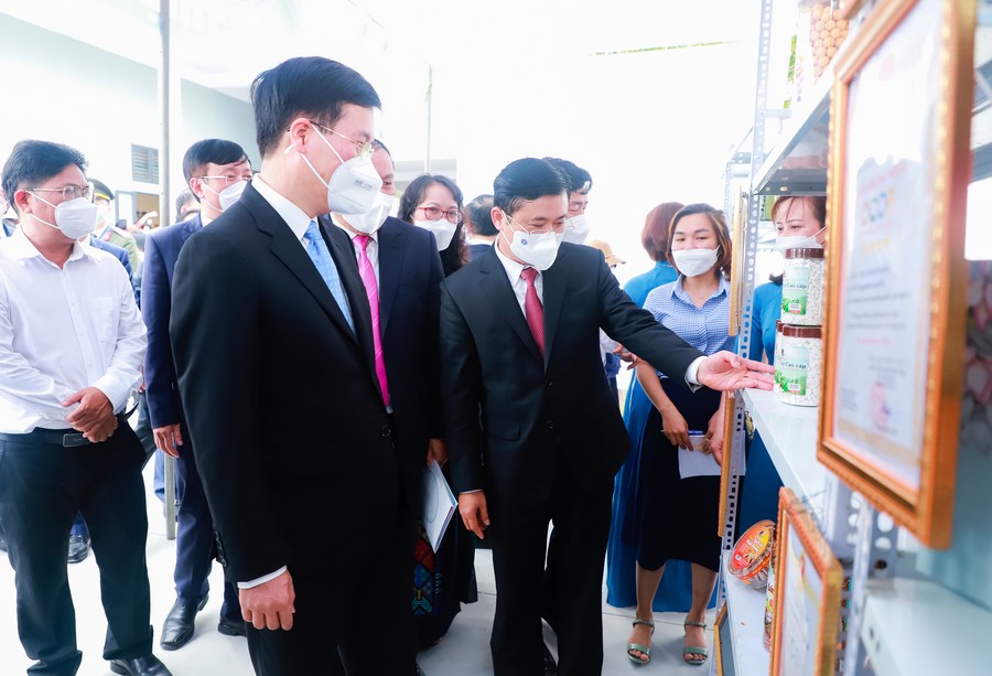 Đồng chí Võ Văn Thưởng thăm mô hình văn hóa cơ sở gắn với nông thôn mới tại Nghệ An