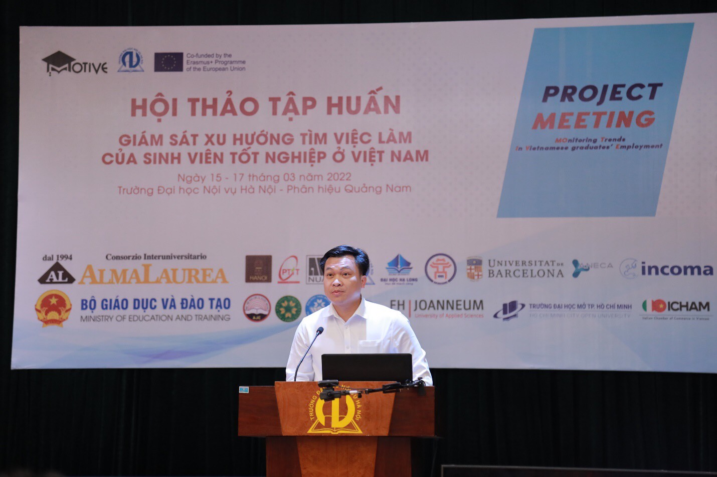 Giám sát xu hướng tìm việc làm của sinh viên tốt nghiệp tại Việt Nam