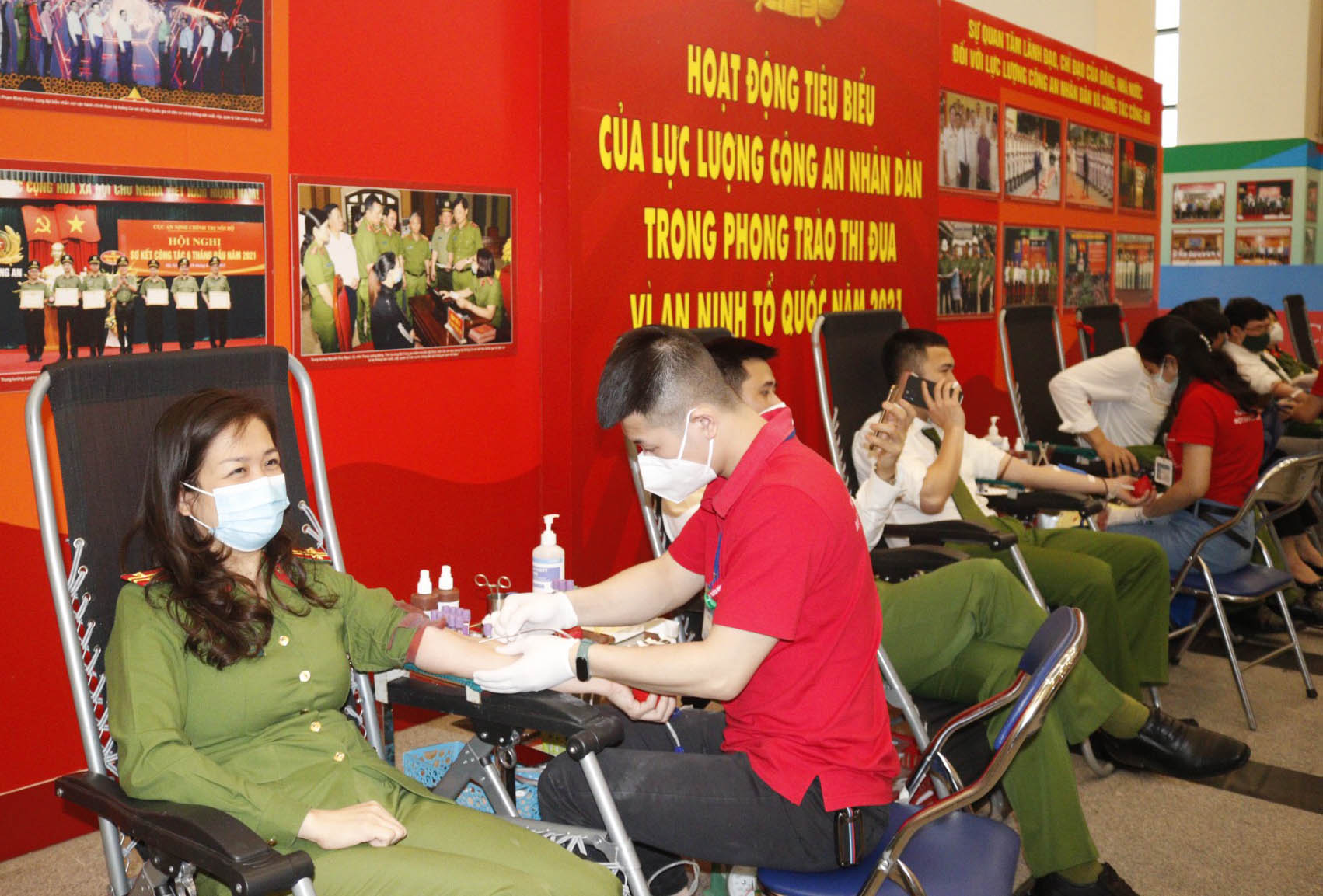 Hiến tặng giọt máu nghĩa tình với đồng đội thân yêu