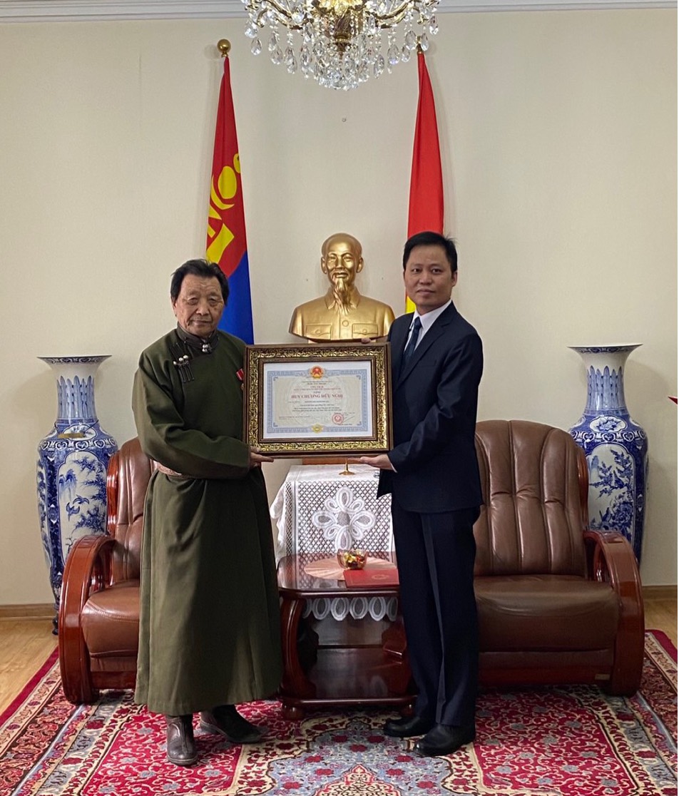 Trao Huy chương Hữu nghị tặng Chủ tịch Hội Hữu nghị Mông Cổ - Việt Nam
