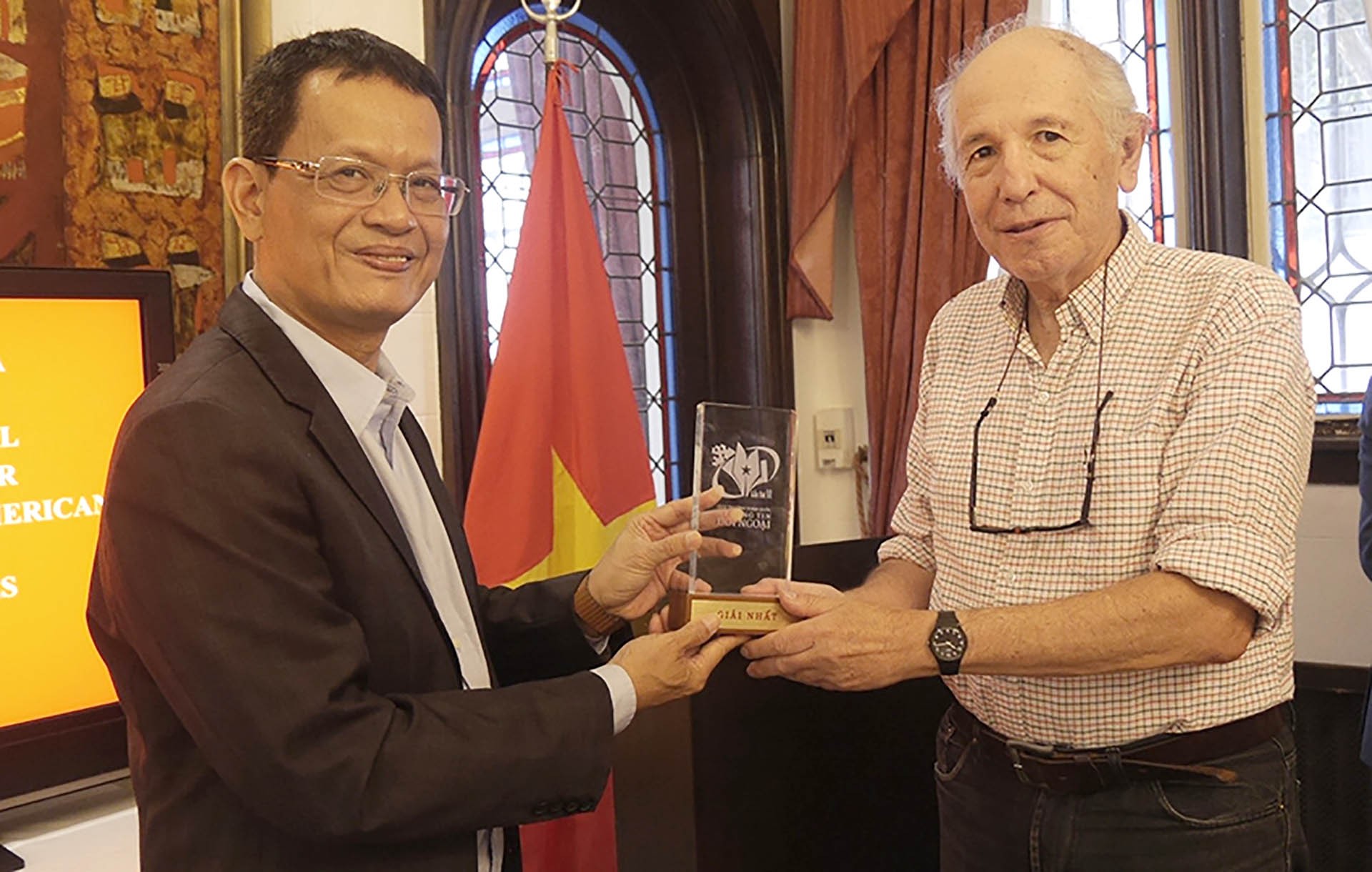 Trao Giải thưởng thông tin đối ngoại cho nhà báo Argentina